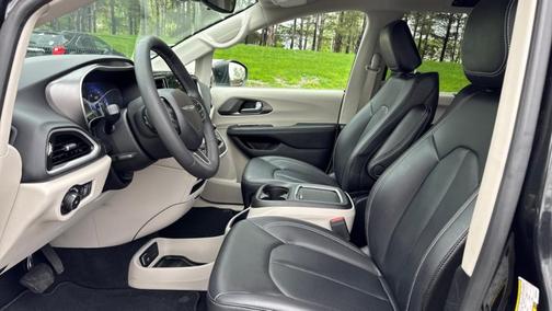 2023 Chrysler Pacifica Touring-L