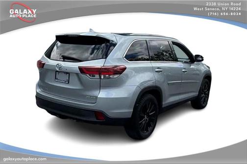 Celestial Silver Metallic 2019 Toyota Highlander SE