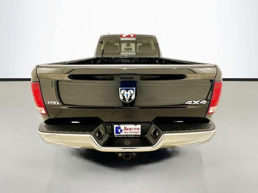 Diamond Black Crystal Pearlcoat 2023 RAM 1500 Classic SLT