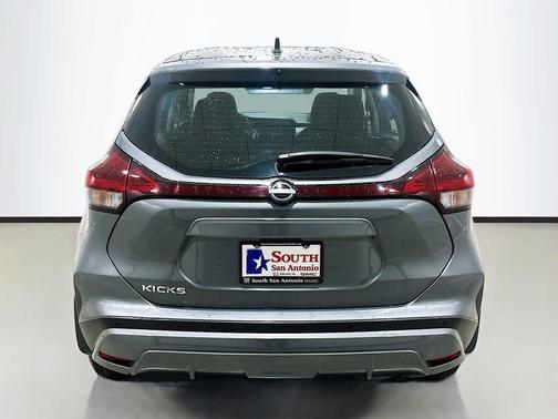 Gun Metallic 2024 Nissan Kicks S