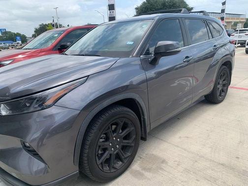 Gray 2023 Toyota Highlander LE