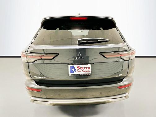 Graphite Gray 2025 Mitsubishi Outlander SE 2.5 2WD