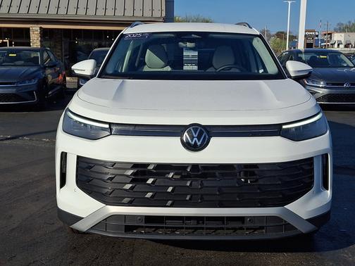 Pure White 2025 Volkswagen Tiguan 2.0T SE