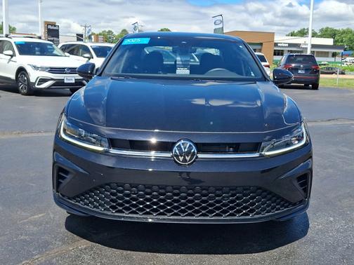 Deep Black Pearl Effect 2025 Volkswagen Jetta 1.5T Sport