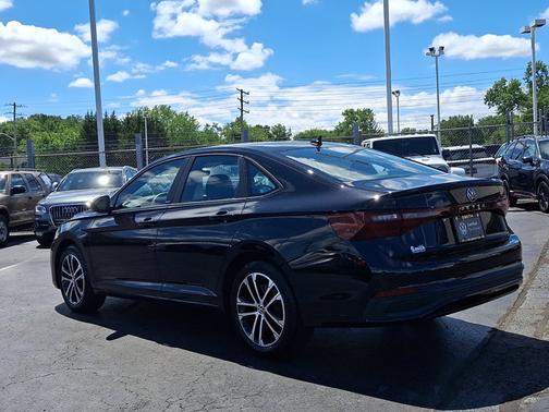 Deep Black Pearl Effect 2025 Volkswagen Jetta 1.5T Sport