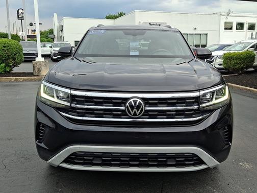 Deep Black Pearl Effect 2022 Volkswagen Atlas Cross Sport 2.0T SE