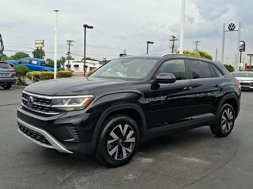Deep Black Pearl Effect 2022 Volkswagen Atlas Cross Sport 2.0T SE