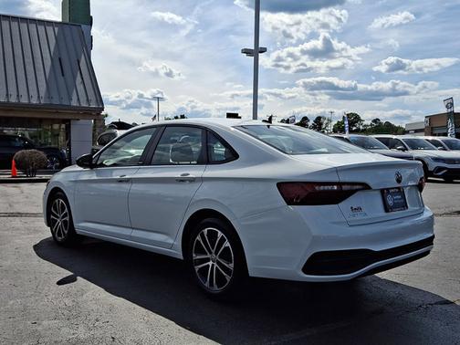 Pure White 2023 Volkswagen Jetta 1.5T Sport