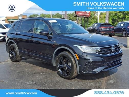 Deep Black Pearl Effect 2024 Volkswagen Tiguan 2.0T SE R-Line Black