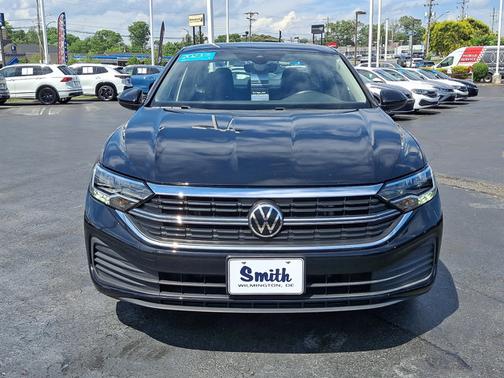 Deep Black Pearl Effect 2023 Volkswagen Jetta 1.5T SE