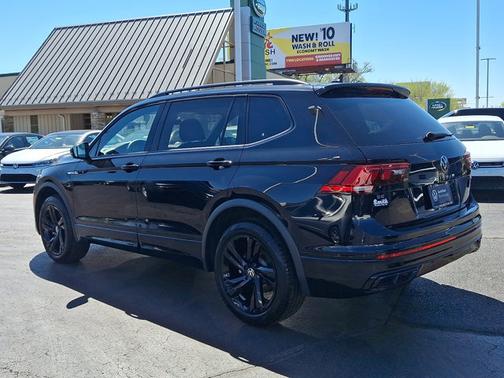 Deep Black Pearl Effect 2024 Volkswagen Tiguan 2.0T SE R-Line Black