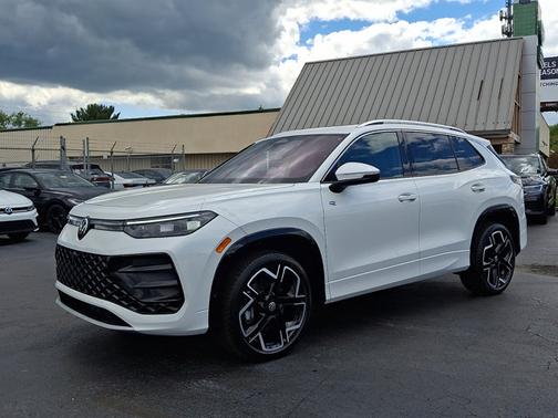 Opal White Pearl Effect 2025 Volkswagen Tiguan 2.0T SEL R-Line