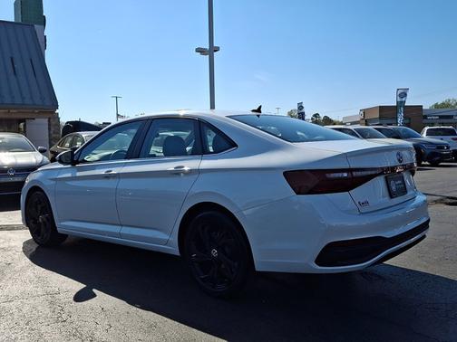 Opal White Pearl Effect 2025 Volkswagen Jetta 1.5T SE