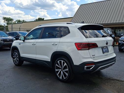 Pure White 2023 Volkswagen Taos 1.5T SE