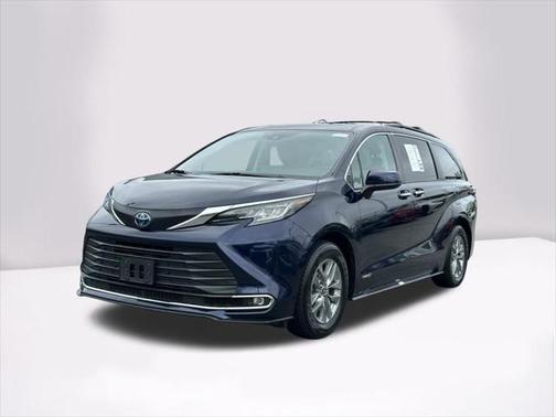 2021 Toyota Sienna XLE 8 Passenger