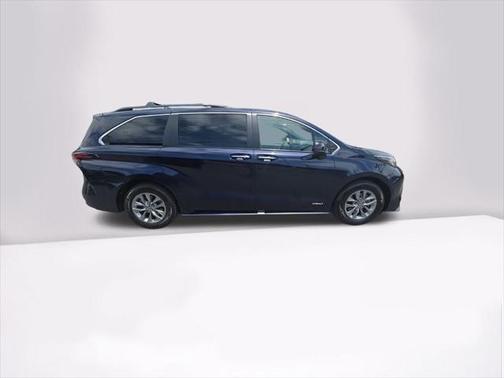 2021 Toyota Sienna XLE 8 Passenger