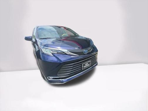 2021 Toyota Sienna XLE 8 Passenger