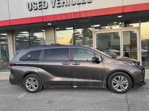 2022 Toyota Sienna XSE 7 Passenger