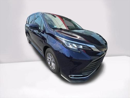 2021 Toyota Sienna XLE 8 Passenger