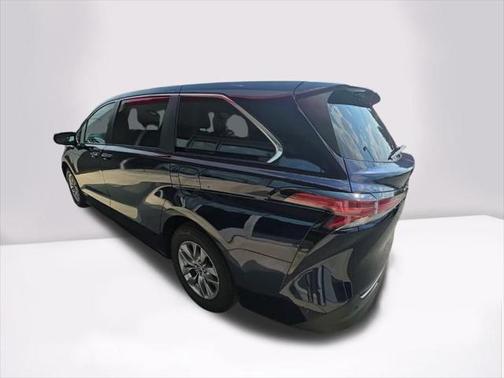 2021 Toyota Sienna XLE 8 Passenger