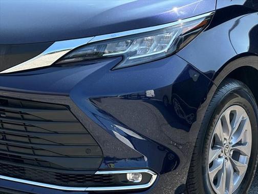 2021 Toyota Sienna XLE 8 Passenger