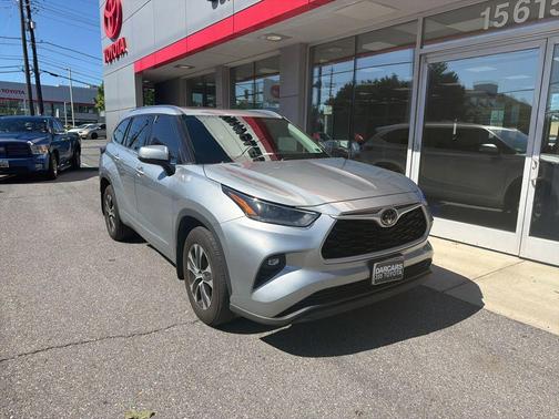 Celestial Silver Metallic 2021 Toyota Highlander XLE