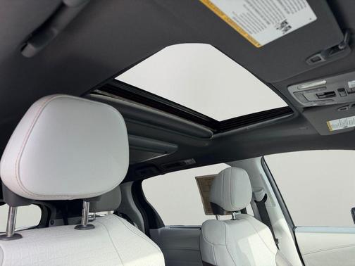2023 Toyota Sienna XSE 7 Passenger