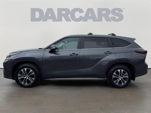 Magnetic Gray Metallic 2024 Toyota Highlander XLE
