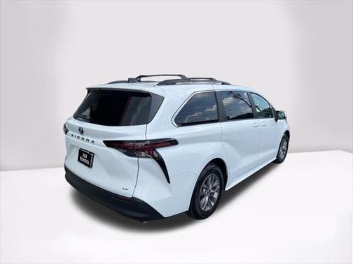 2025 Toyota Sienna LE