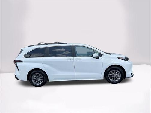 2025 Toyota Sienna LE