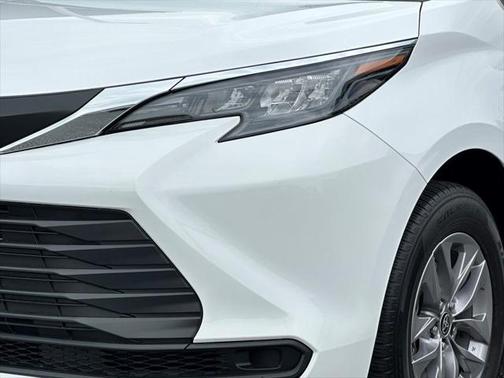 2025 Toyota Sienna LE