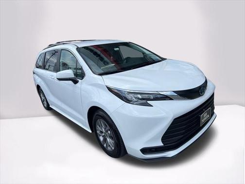 2025 Toyota Sienna LE