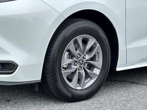 2025 Toyota Sienna LE