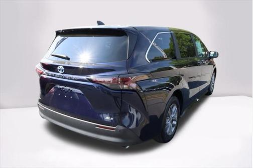 2025 Toyota Sienna XLE 8 Passenger