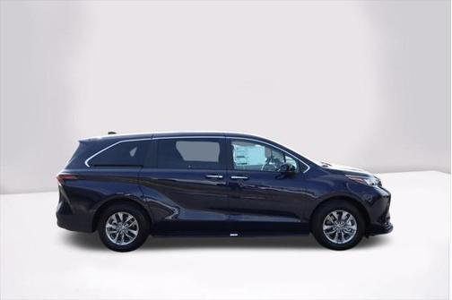 2025 Toyota Sienna XLE 8 Passenger