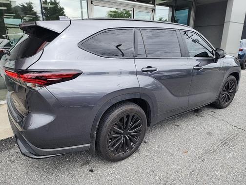 Magnetic Gray Metallic 2024 Toyota Highlander XSE