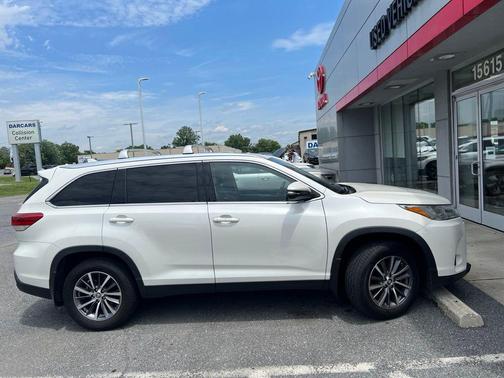 Blizzard Pearl 2019 Toyota Highlander XLE