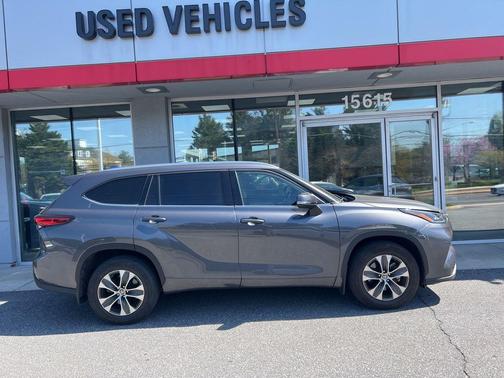 Magnetic Gray Metallic 2021 Toyota Highlander XLE