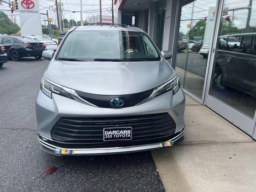 Celestial Silver Metallic 2021 Toyota Sienna XLE 7 Passenger