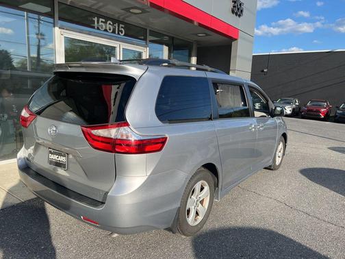 Silver Sky Metallic 2018 Toyota Sienna LE