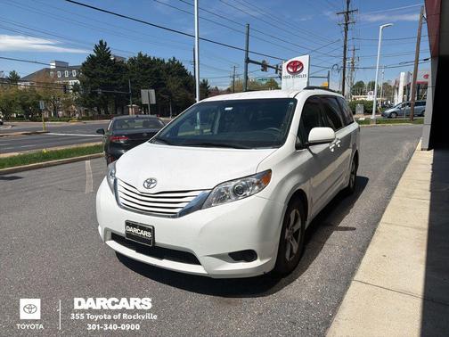 Super White 2015 Toyota Sienna LE