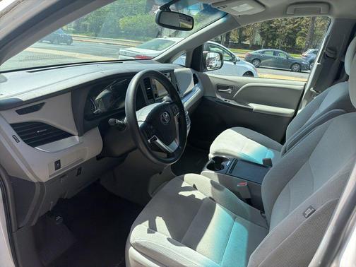 Super White 2015 Toyota Sienna LE