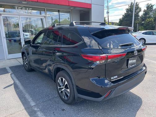 Midnight Black Metallic 2021 Toyota Highlander XLE