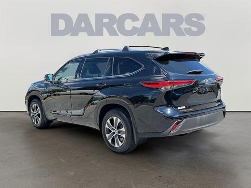 Midnight Black Metallic 2021 Toyota Highlander XLE