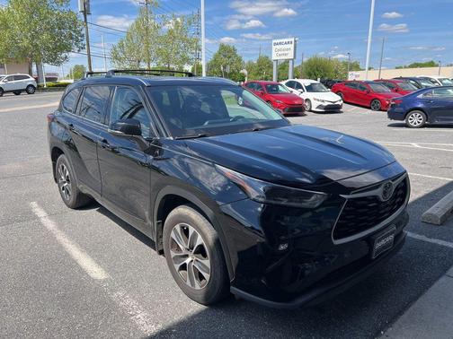 Midnight Black Metallic 2021 Toyota Highlander XLE