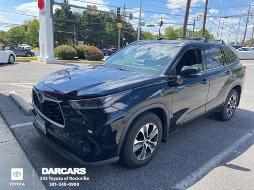 Midnight Black Metallic 2021 Toyota Highlander XLE