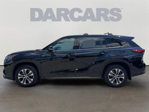 Midnight Black Metallic 2021 Toyota Highlander XLE