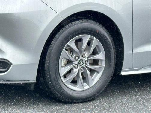 2022 Toyota Sienna LE
