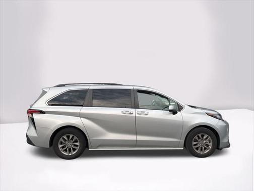 2022 Toyota Sienna LE
