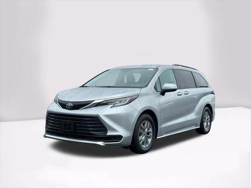 2022 Toyota Sienna LE